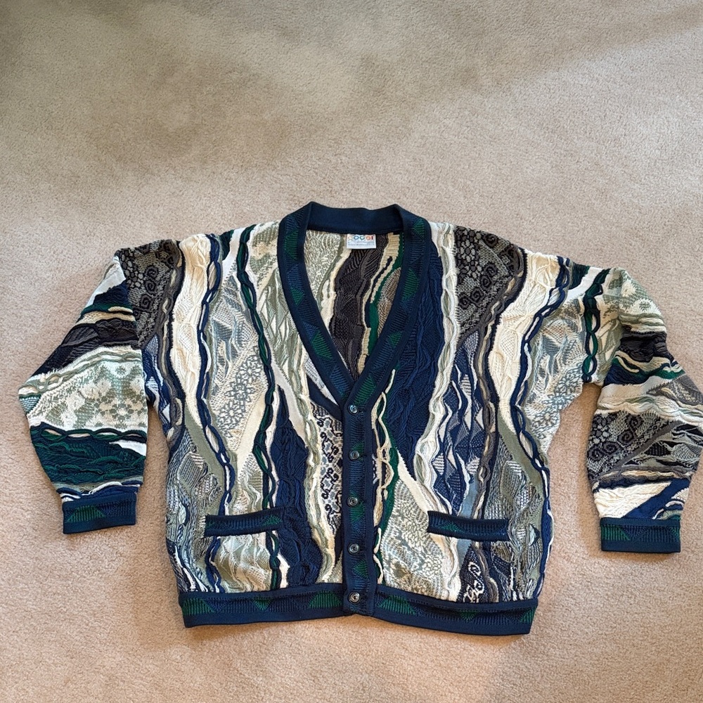 COOGI Excellent Condition Men’s Cardigan Sweater size L. Runs generous!